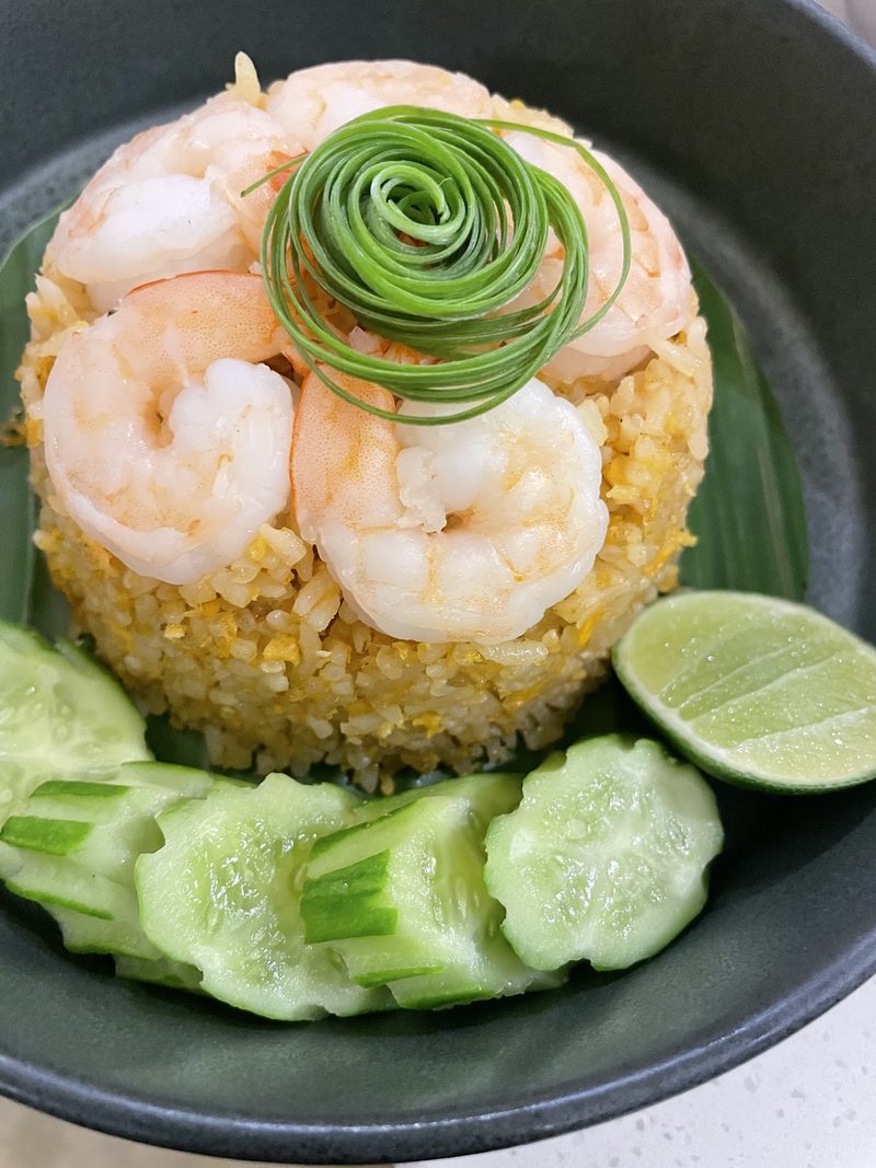 ข้าวผัดกุ้งปั้นเป็นโดม แต่งด้วยกุ้งตัวโต แตงกวาม้วนเป็นดอก และมะนาว
