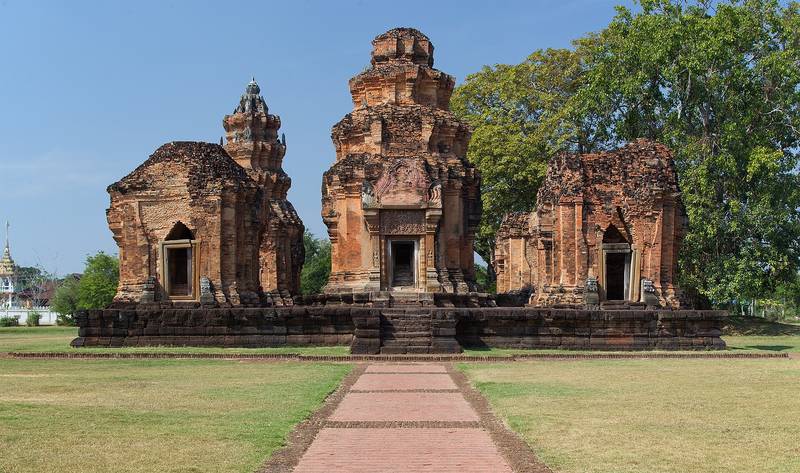 ปราสาทอิฐแบบขอมห้าองค์บนฐานเดียวกัน มีทางเดินอิฐตรงเข้าหาปราสาท