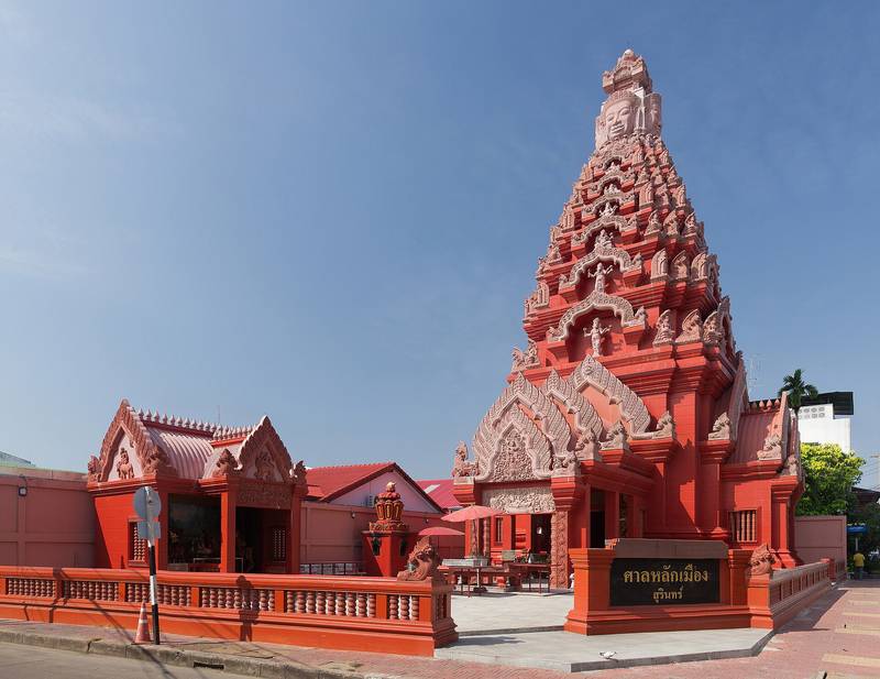 ศาลหลักเมืองสีแดงทรงปรางค์แบบขอมกลางตัวเมืองสุรินทร์